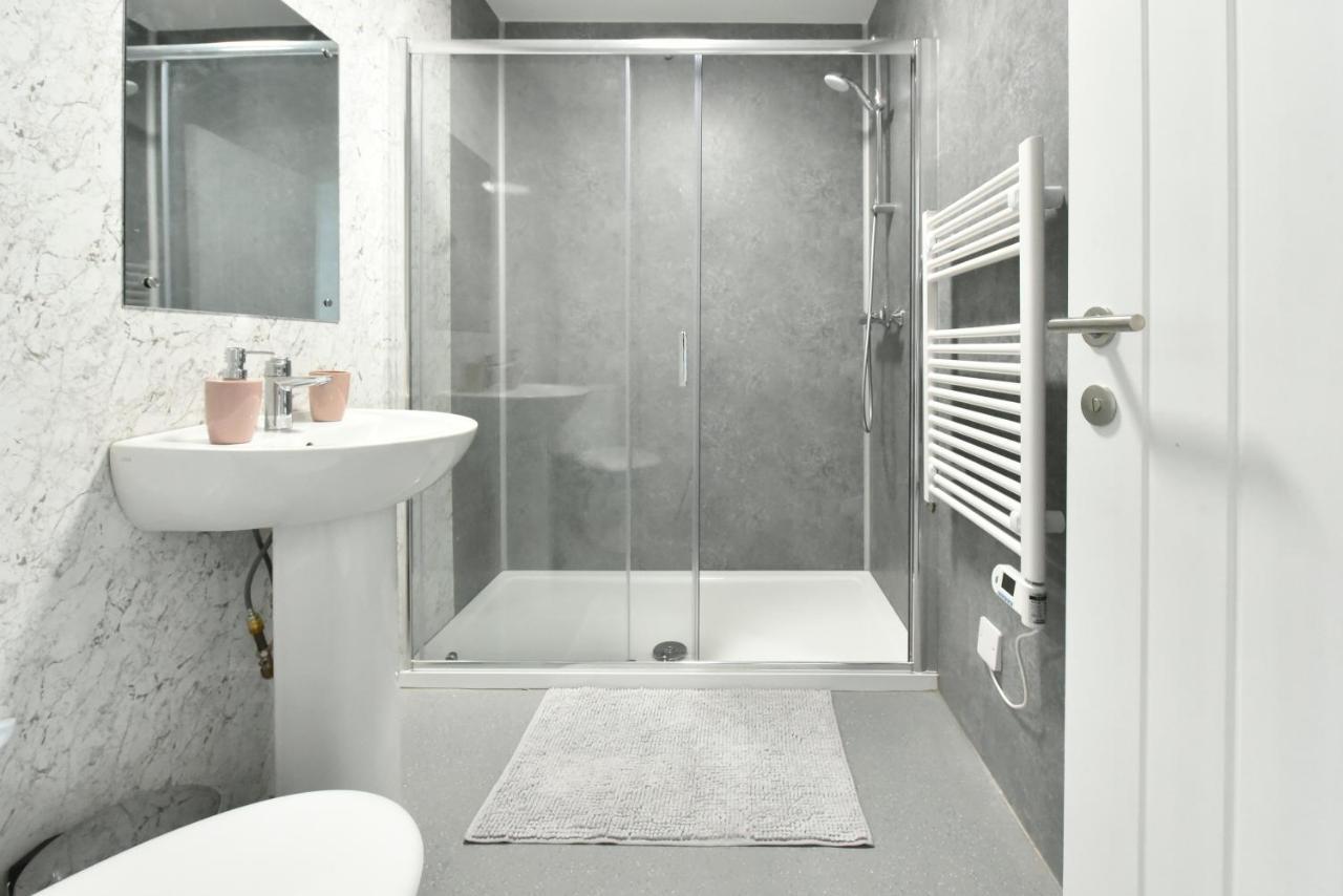 Aparthotel The Breath Taking Cube à Pontefract Extérieur photo